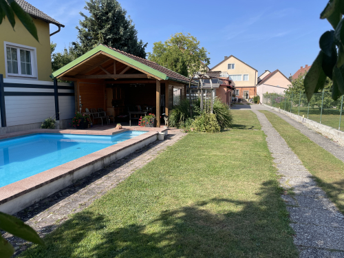 FFE53771-5B0A-4F35-AC26-01C42F9300FC